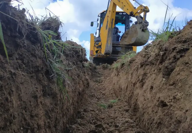 follow the guide line to keep the trench straight