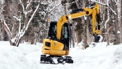 The yufan small excavator is clearing the snow.